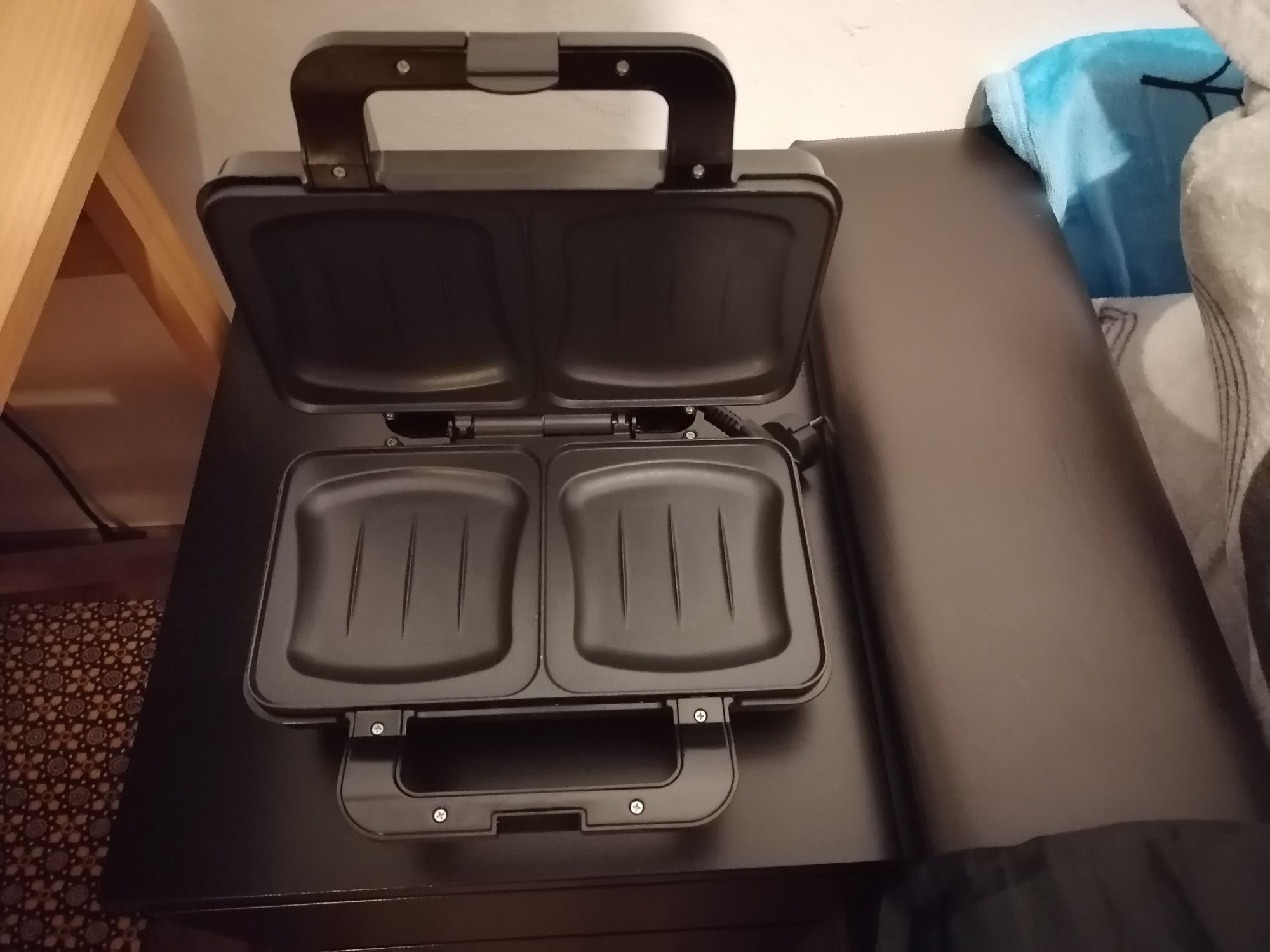 Sandwich-maker 99 lei