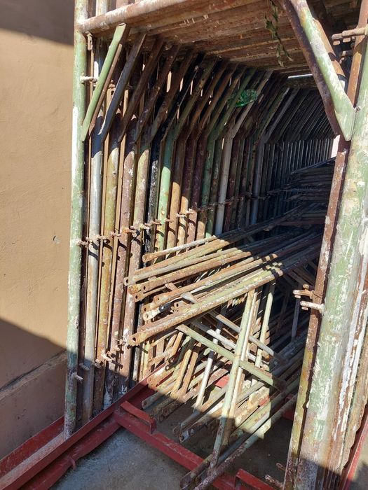 Închiriez schela și popii metalici