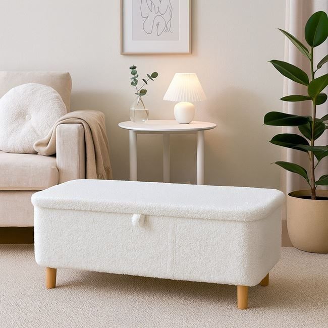 Красива плюшена табуретка с ракла за съхранение