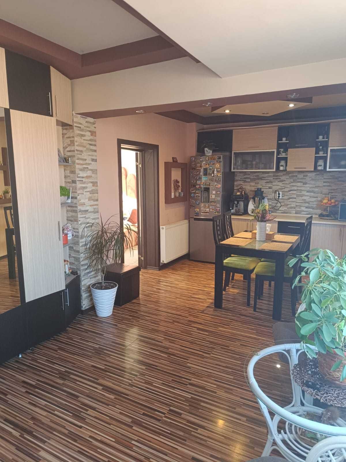 Apartement 3 camere la casa mobilat, utilat cu curte proprie