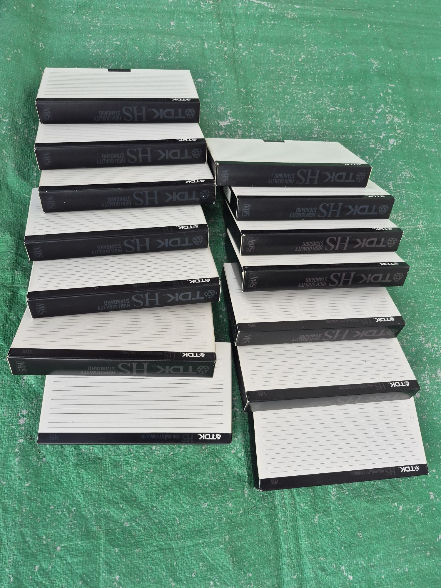Vând o colecție de 65 casete video VHS originale TDK de 240 de minute