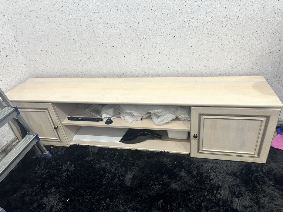 Телевизионная тумбочка