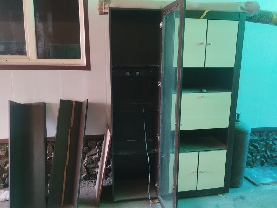 Шкафы. Один со стеклянной дверцей.