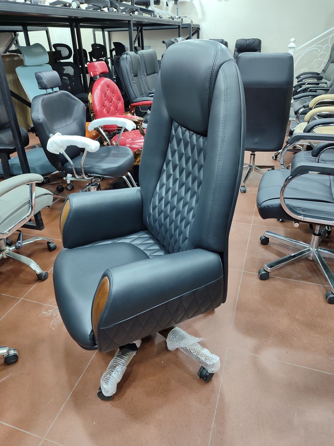Офисное кресло для руководителя Мастино натуральная кожа