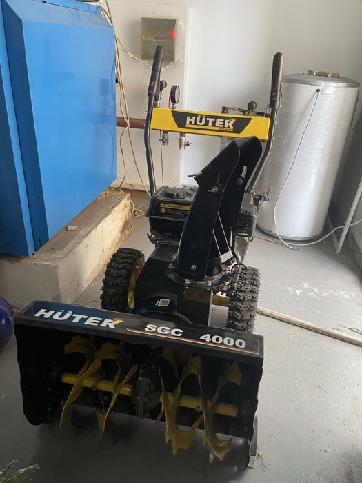 Снегоуборщик Huter SGC 4000 почти новая