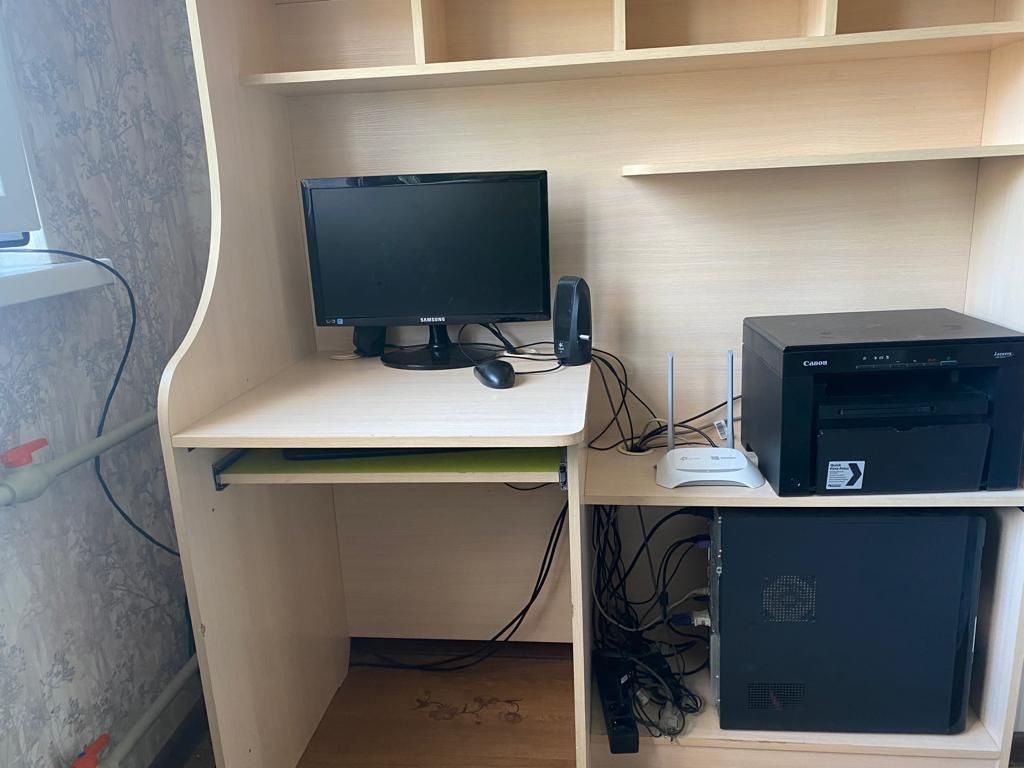 Компьютер и компьютерный стол со шкафом