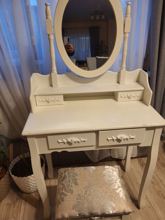 Masă de machiaj in stare foarte bună