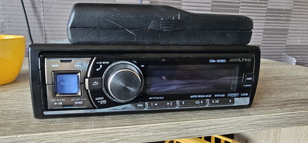 Продавам Alpine CDA - 137BTi