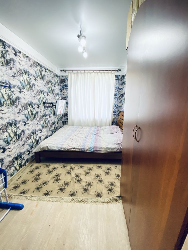 Кровать двухспальная и шкаф