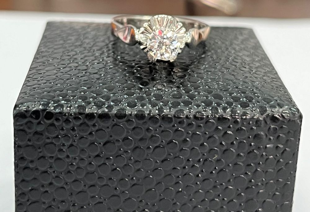 Пръстен от бяло злато със брилянт