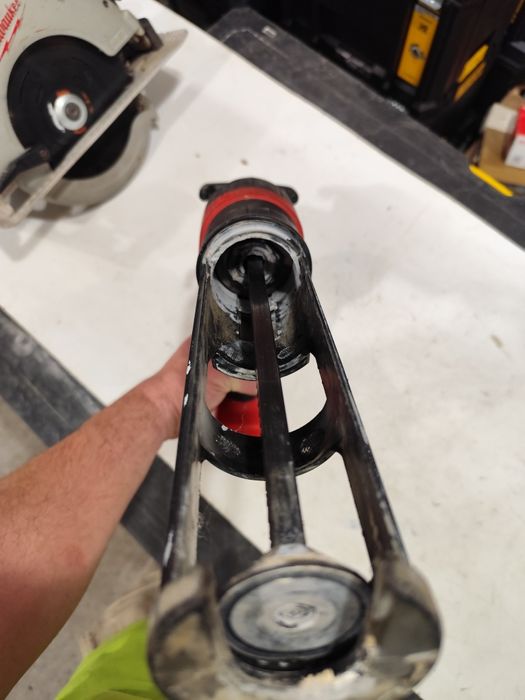 Акумулаторен пистолет за силикон Милуоки Milwaukee C18 PCG 18V