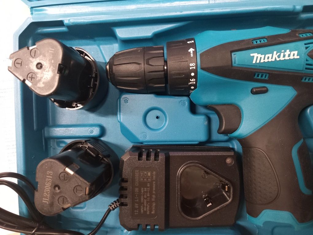 Autofiletanta makita cu 2 acumulatori de 12v și trusă cu accesorii