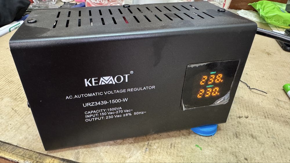Автоматичен стабилизатор на напрежение 1500VA монофазен, стенен, Kemot