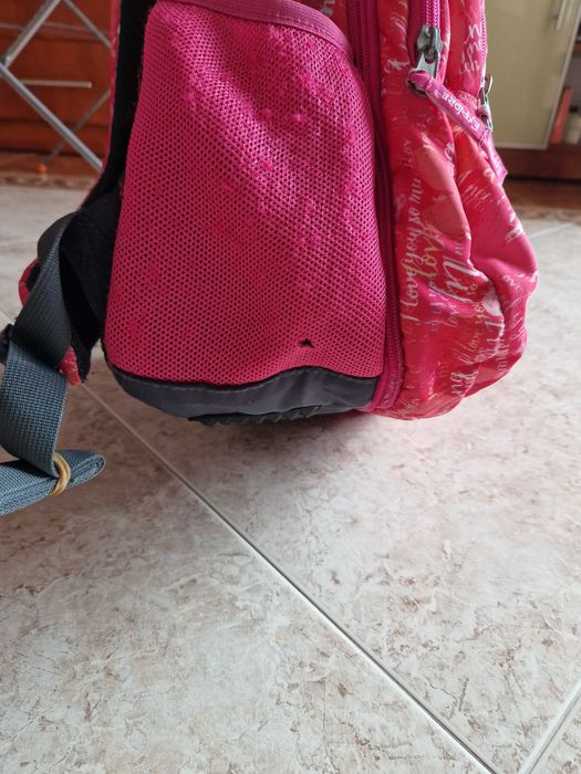 Продавам ученическа раница