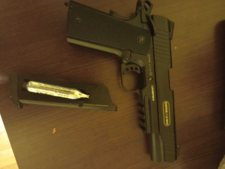 Vând pistol airsoft full metal