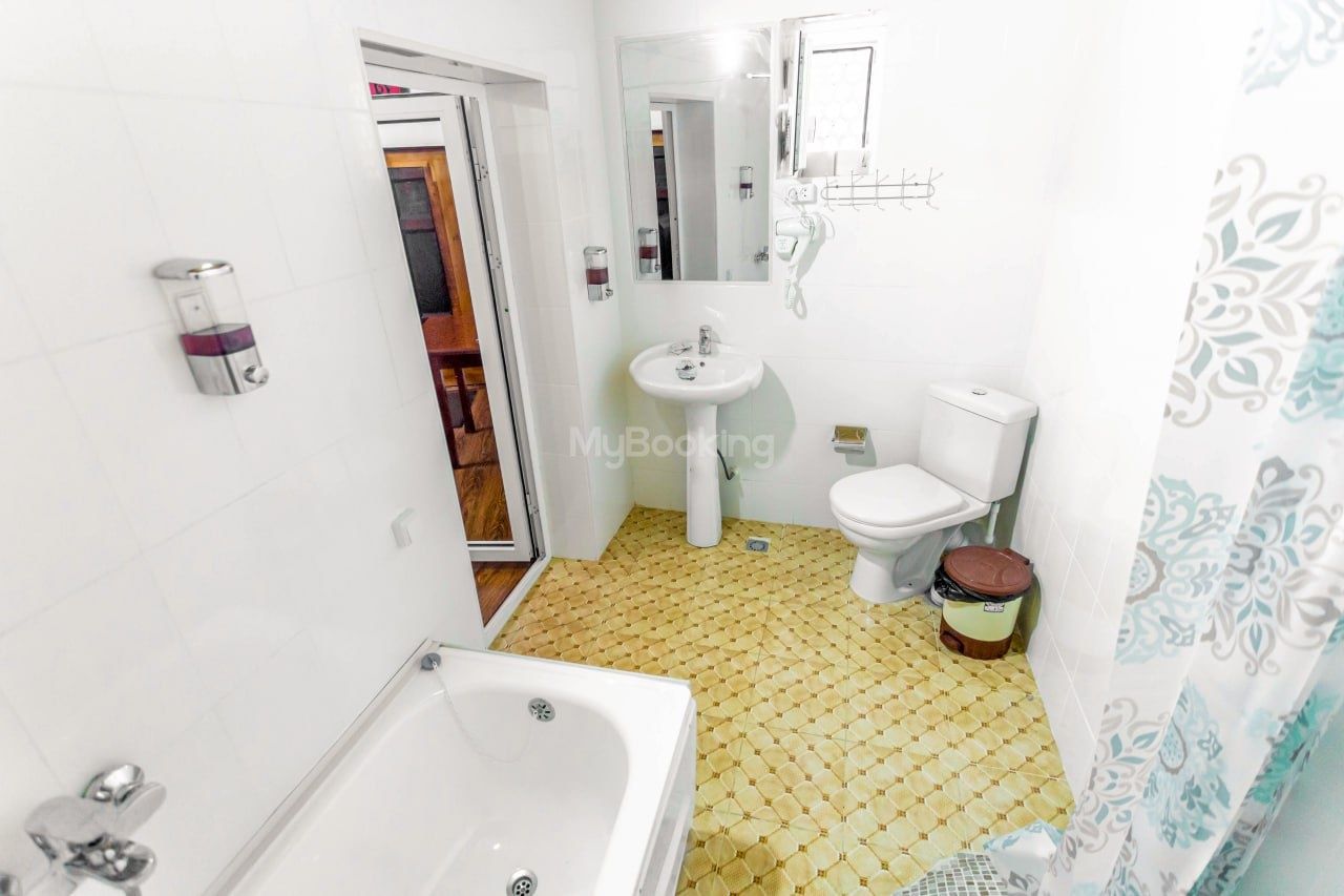 Arzon hotel. Labi hovuz yonida joylashgan 18-asr Carvon Saroyi