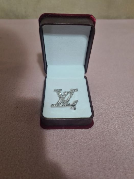 Brosa dama pe auriu sau argintiu