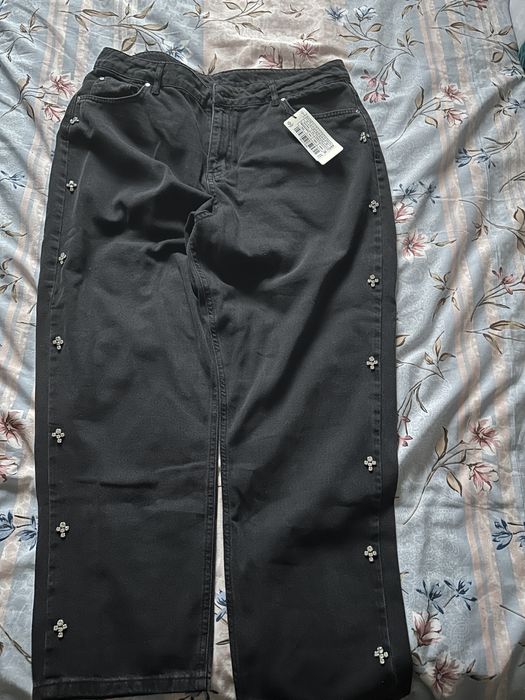 Blugi noi cu eticheta