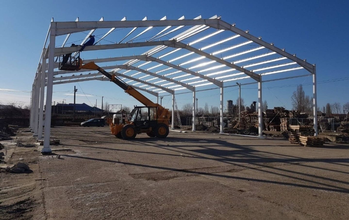 Vand și construiesc hale metalice la cerere