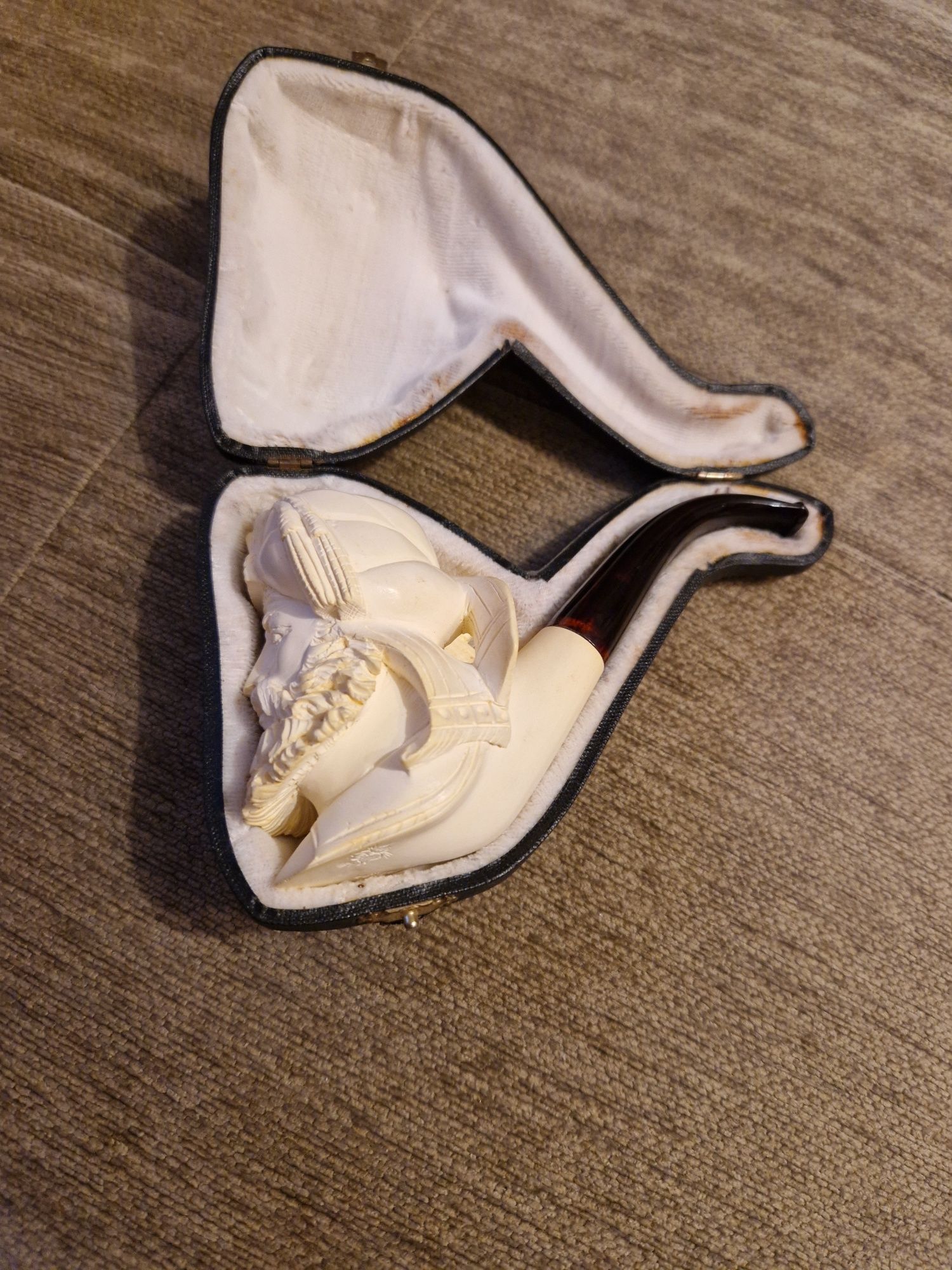 Vând pipa sculptată veche