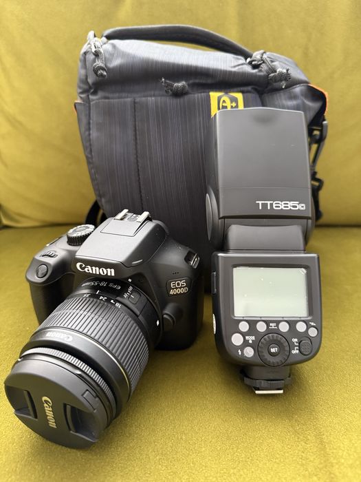 Canon 4000D + obiectiv 18 55 + blitz