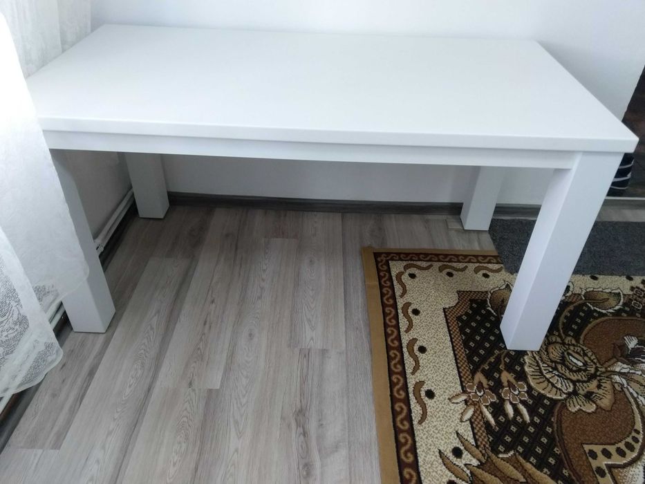 Vând masă CUBE, stare foarte bună, pentru bucătărie sau sufragerie.