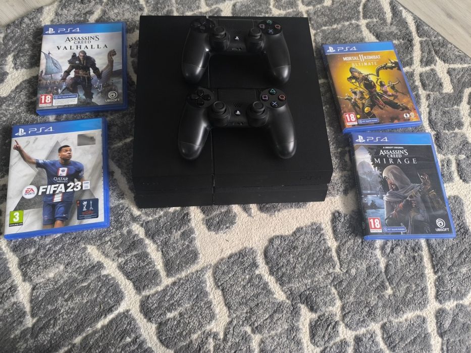 Vând PlayStation 4