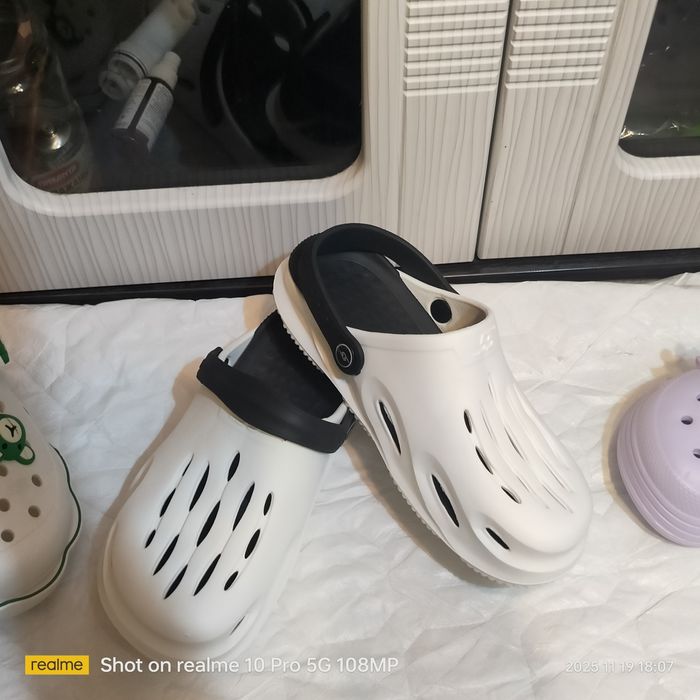 Продам кроксы новые