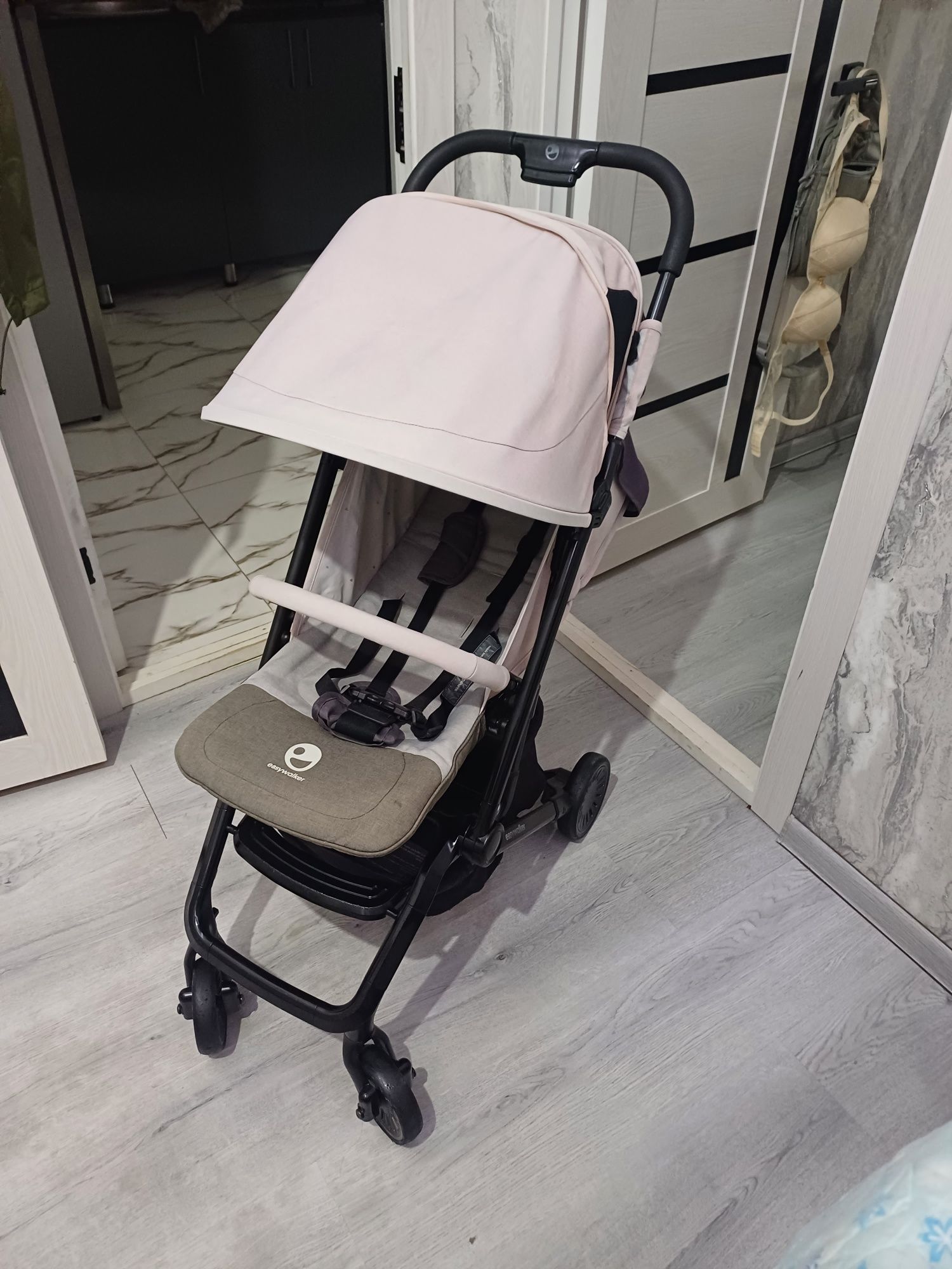 Продаётся фирменный чемодан коляска Easywalker Disney