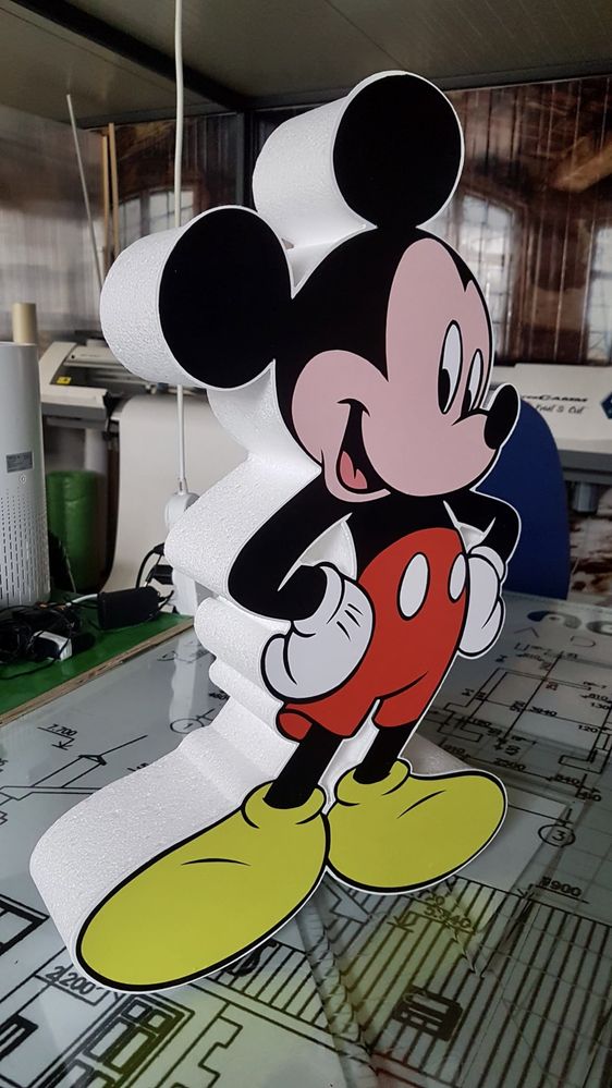 Mickey Mouse din polistiren extrudat cu aplicare de autocolant printat