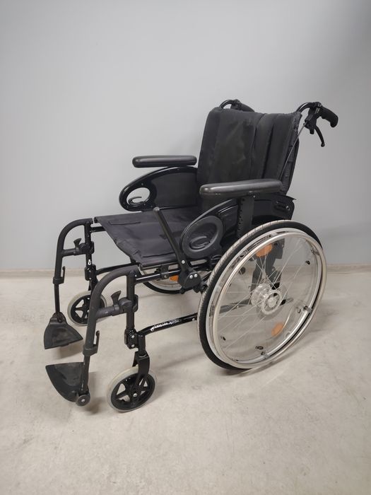 Carucior cu rotile pliabil/fotoliu rulant persoane cu dizabilitati.050