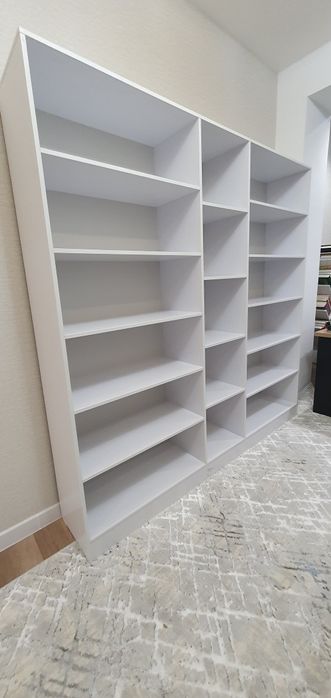 Kitoblar va buyumlar uchun maxsus javon