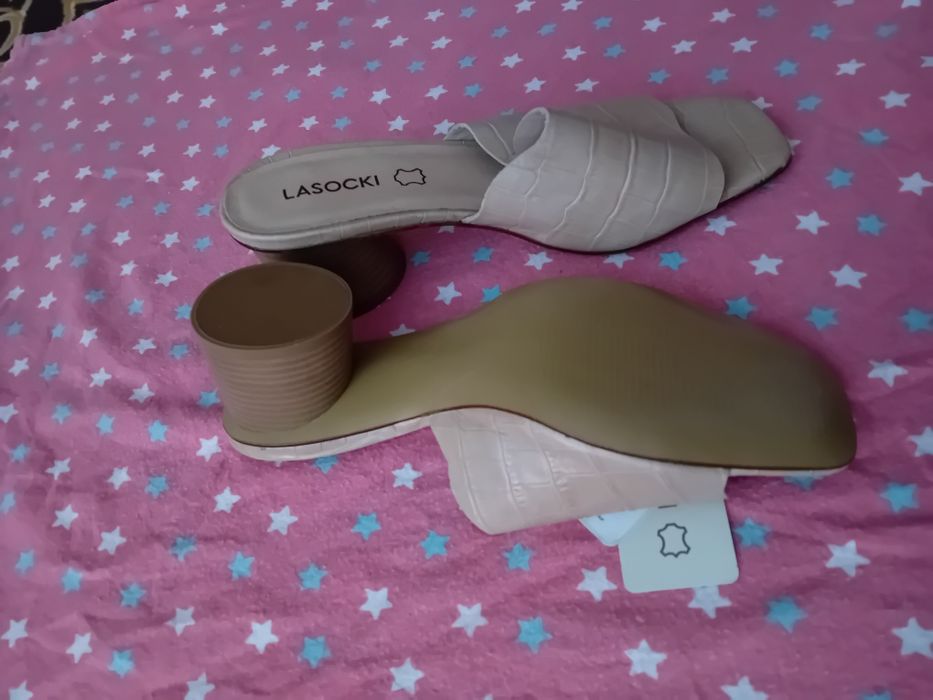 Papuci Lasocki. Noi cu eticheta.
