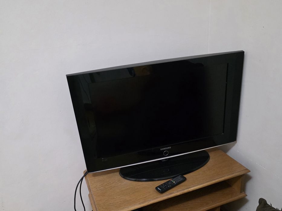 Tv Samsung funcționează perfect diagonala 80