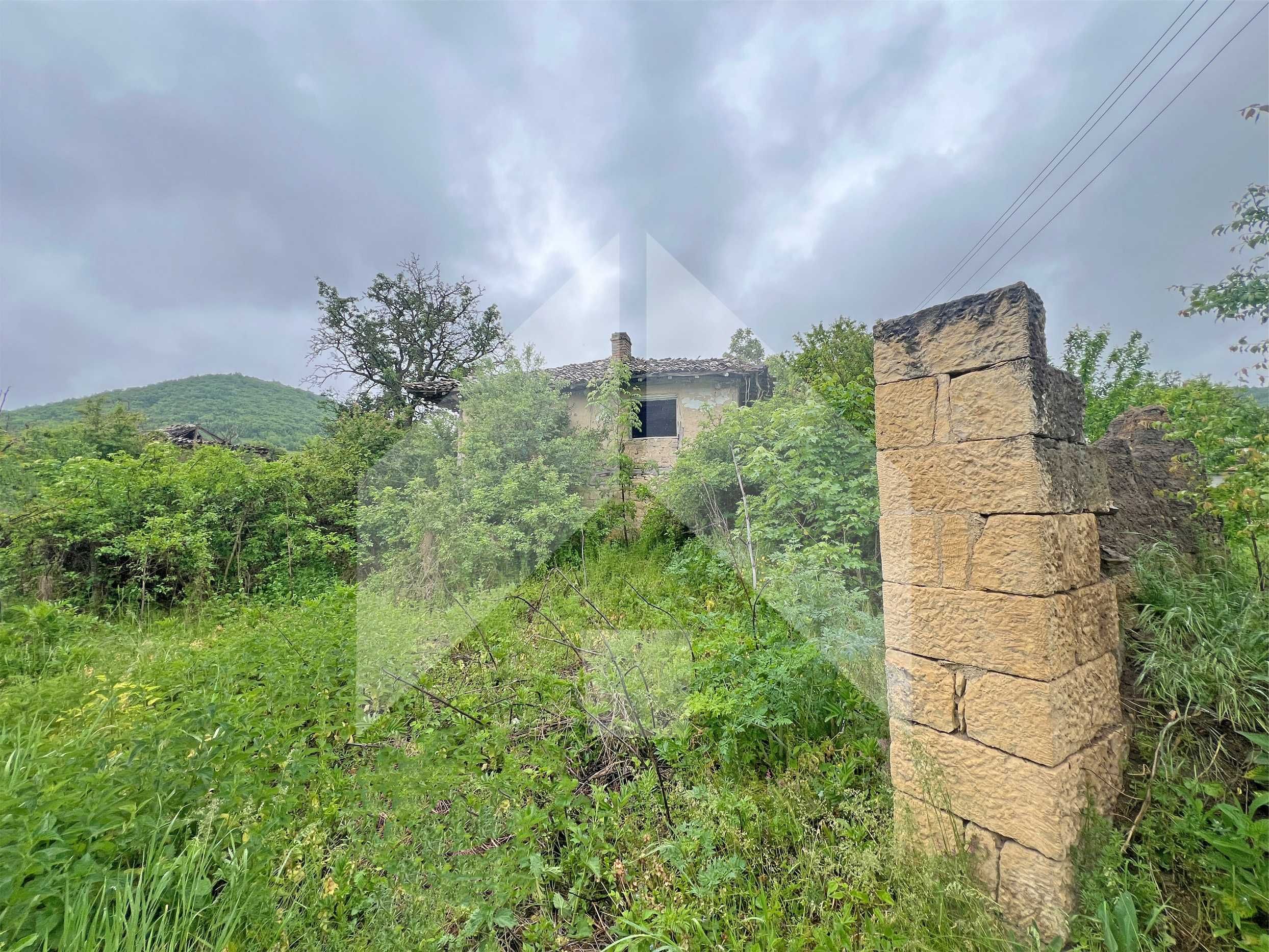 Продава дворно място, парцел 830 кв.м. със стара къща с. Войвода.