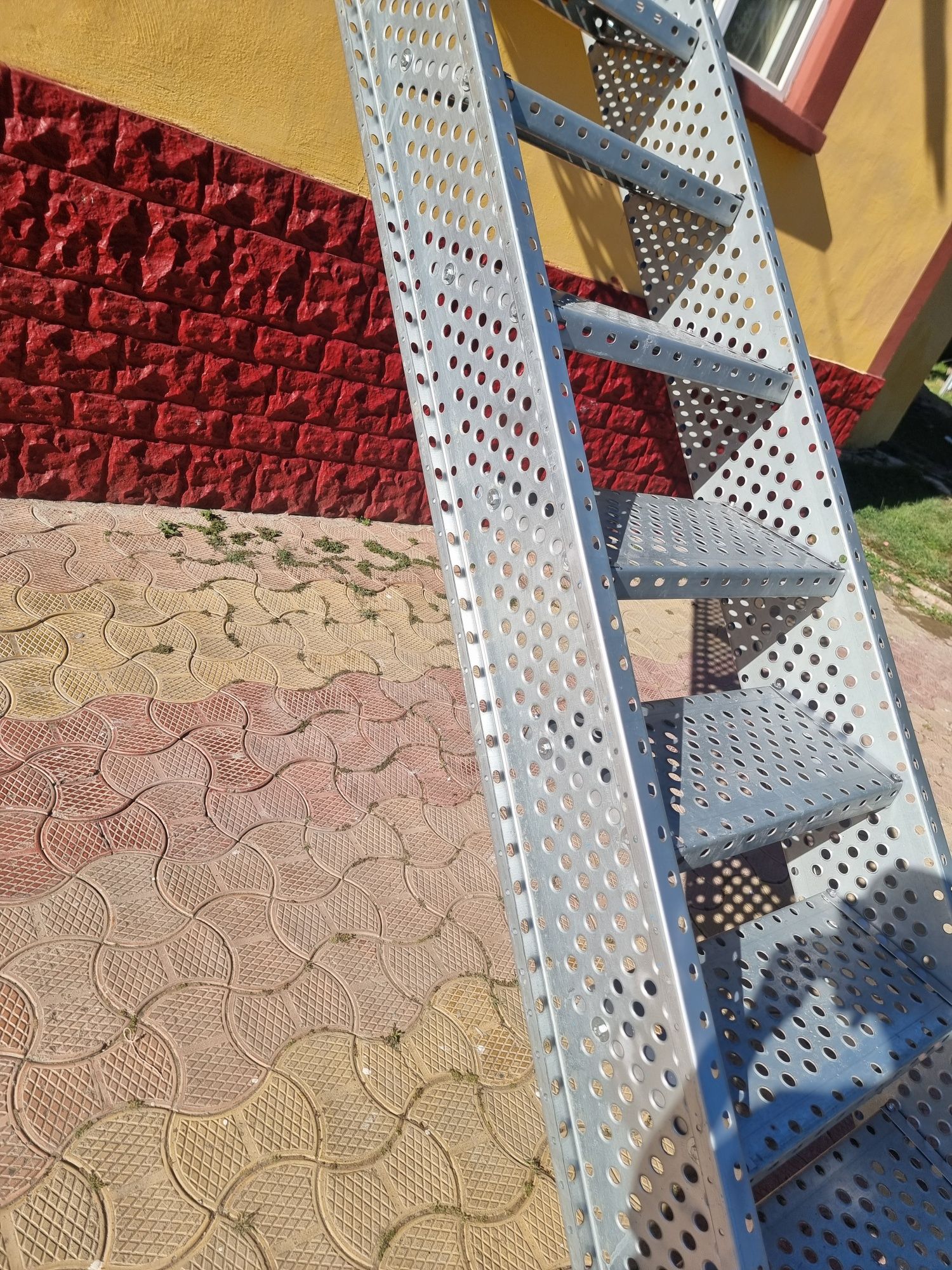 Confectionam scarii metalice zincate exterioare și pentru incendii , p