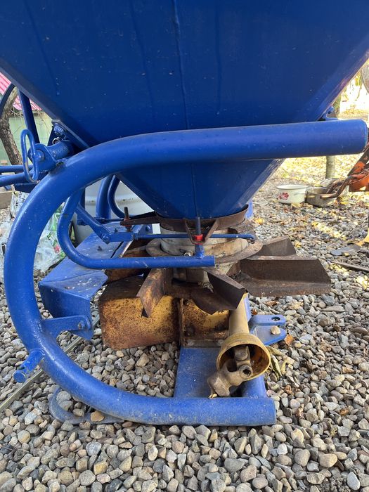 Vând mașina de împrăștiat