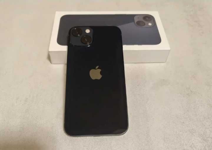 IPhone 13 black.