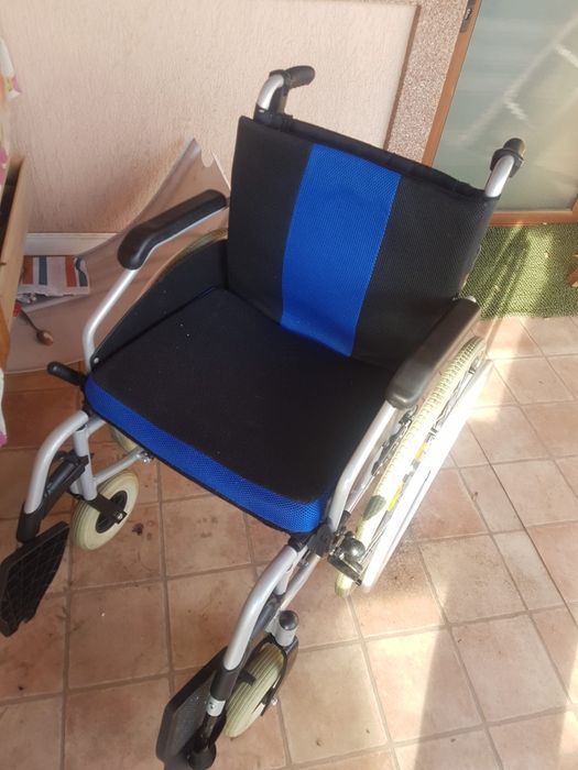 Carucior cu rotile pentru  persoane cu handicap.