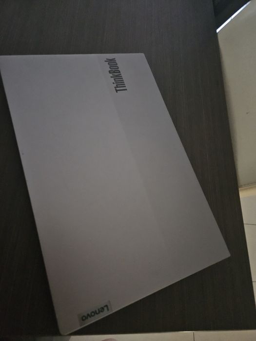 Laptop Lenovo - Ideal pentru muncă de birou, școală și uz zilnic.