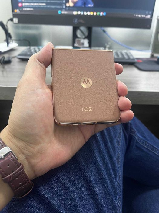 Продам Motorola RAZR Plus 2025 (Pantone Mocha Mousse)