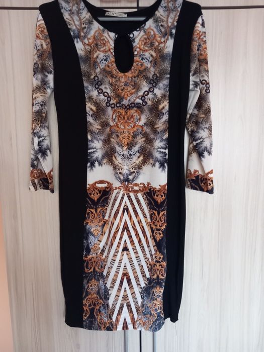 Много елегантна дамска рокля