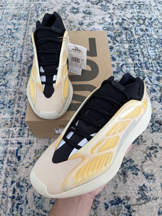 Adidas Yeezy 700 V3 Mono Safflower 45 1/3
