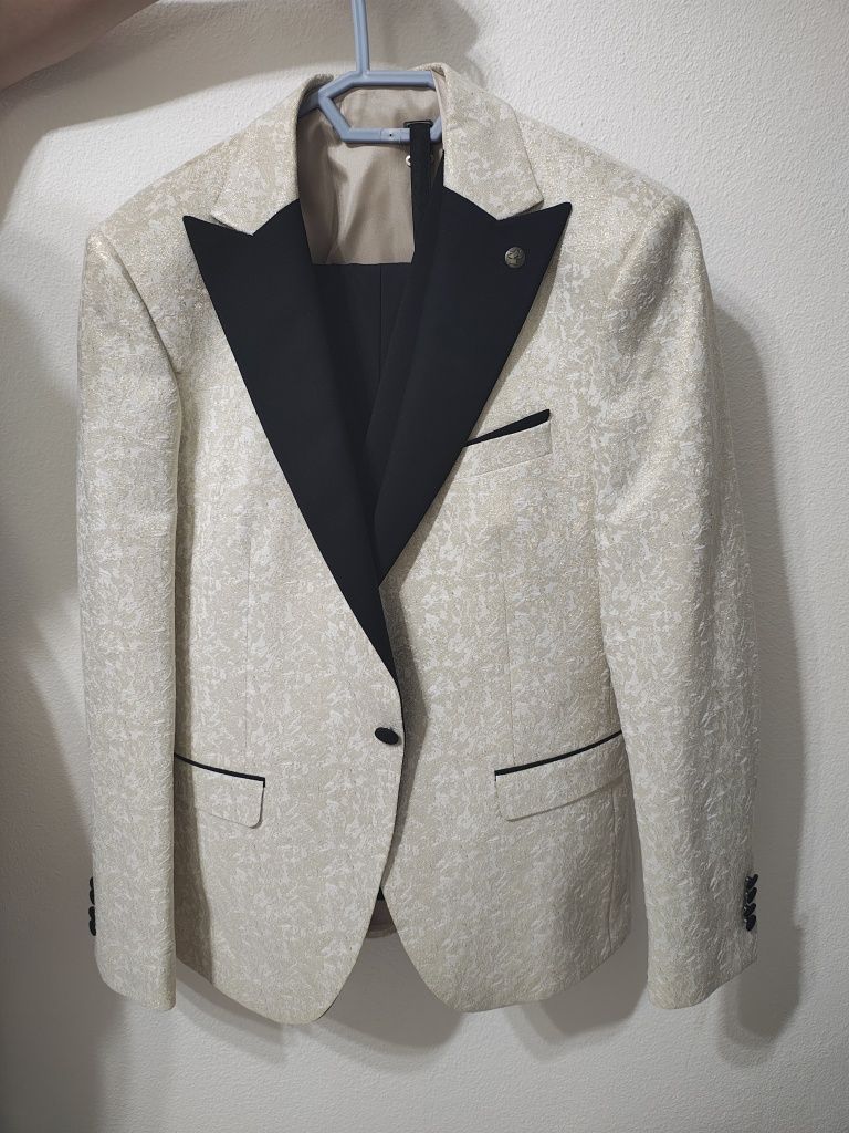 Vând costum de mire mărimea 50-52