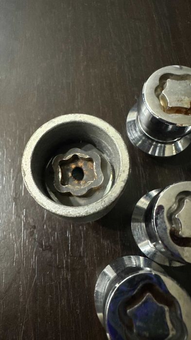 Оригинални секретни болтове за джанти Mazda