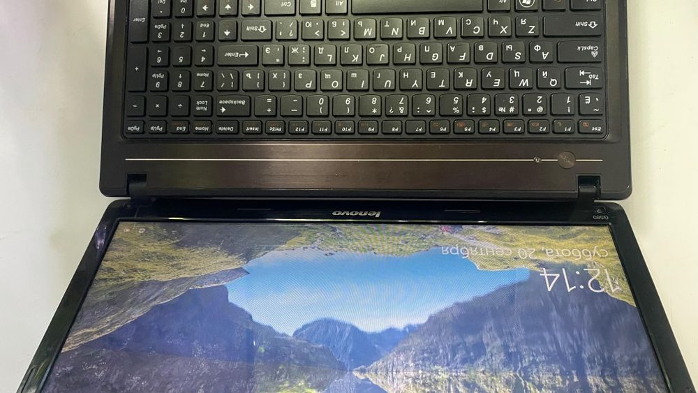 Продам core i3 батарейка новый,ссд,ощу6гбпрогамма новый