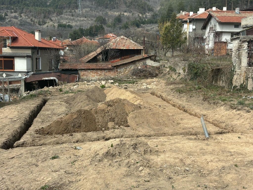 Услуги с мини багер и тристранен самосвал