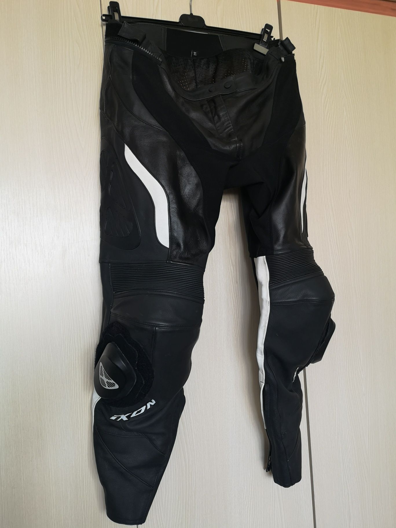Pantaloni moto piele naturala full protectii slidere Ixon