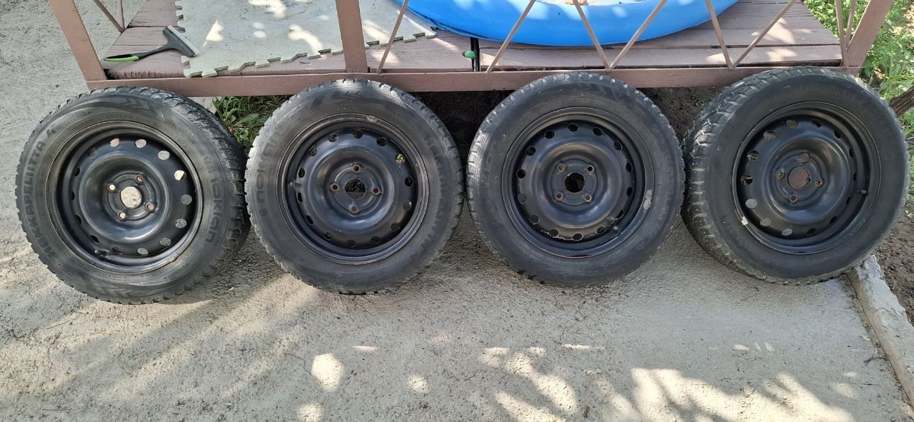 Продам комплект зимних колес
