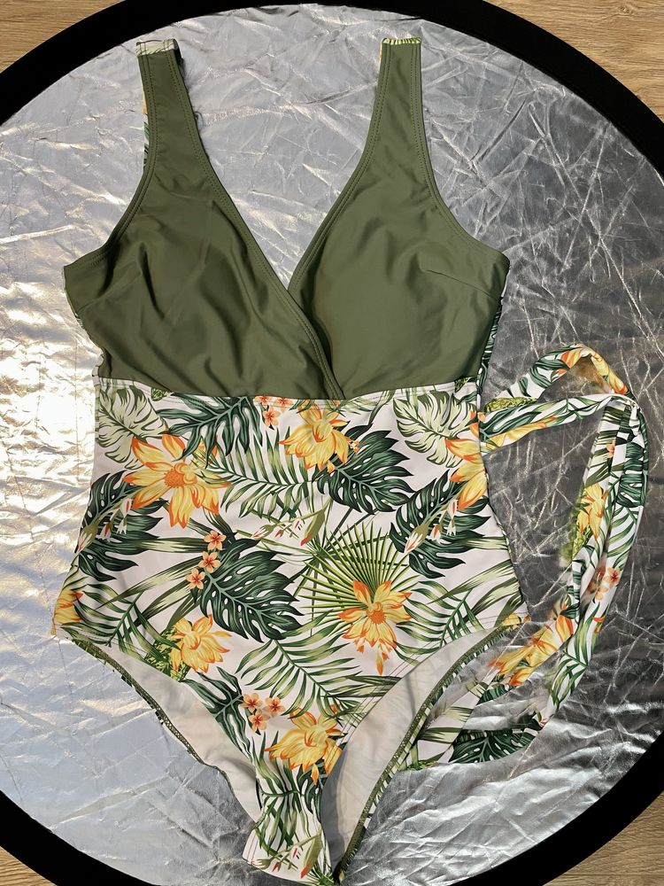 Costum de baie nou intreg tropical marime M